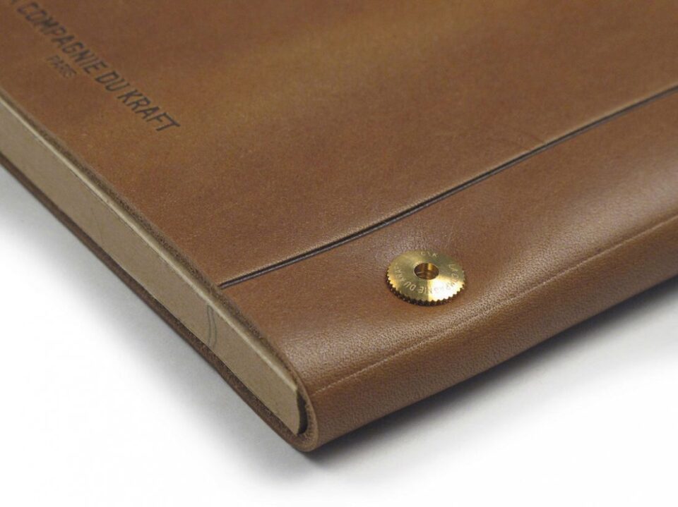 (product) Cuba (Tan) La Compagnie du Kraft Leather Notebook featuring brass rivet details on the cover