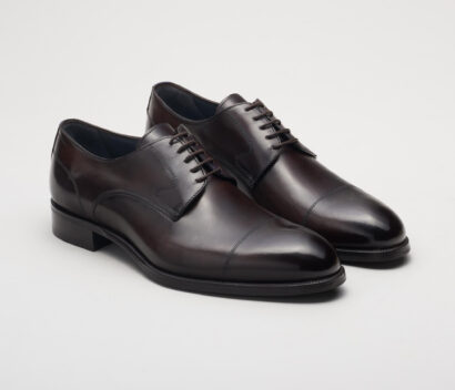 (product) Bergamo Oxford Nero Fondente, Front view of the pair