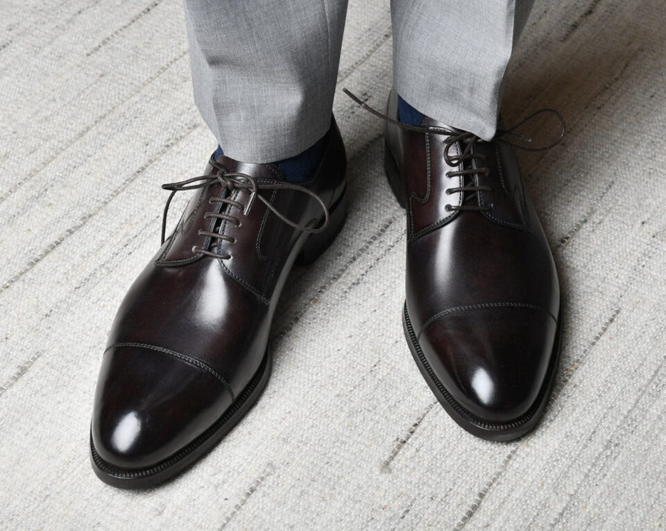 (product) Bergamo Oxford Nero Fondente, worn by a model